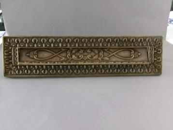Antiek bronzen brievenbus klep, afkomstig van een oud pand beschikbaar voor biedingen