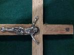 kruisbeeld van hout met metalen beeld van Jezus,, Ophalen of Verzenden