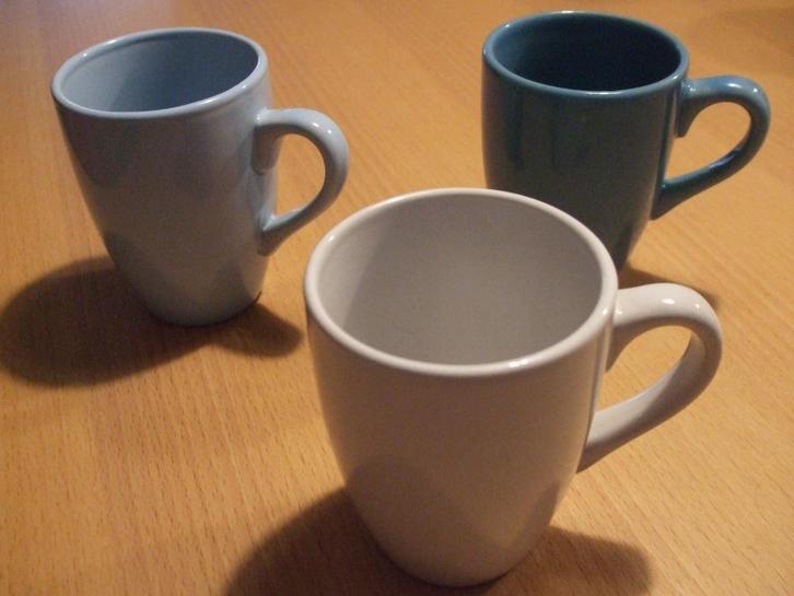 Te koop set gekleurde mokjes.(nieuw)., Huis en Inrichting, Keuken | Servies, Nieuw, Kop(pen) en/of Schotel(s), Overige stijlen