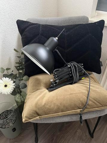 Leuke, flexibele wandlamp van “It’s about Romi”.  beschikbaar voor biedingen