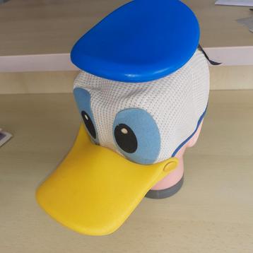 Donald duck pet met toeterende snavel beschikbaar voor biedingen