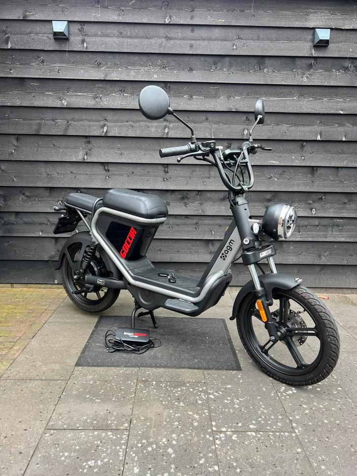 Scooter elektrisch AGM Goccia gev1000 25km grijs kmstand 210, Fietsen en Brommers, Snorfietsen en Snorscooters, Zo goed als nieuw