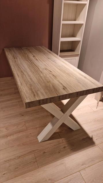 Eettafel, wandtafel en boekenkast WEG = WEG beschikbaar voor biedingen