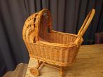 Vintage rieten poppenwagen met houten onderstel, Kinderen en Baby's, Speelgoed | Poppen, Ophalen of Verzenden, Gebruikt, Overige typen