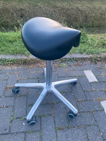 Gebruikte  zadelkruk hoog verstelbaar sta / zit beschikbaar voor biedingen