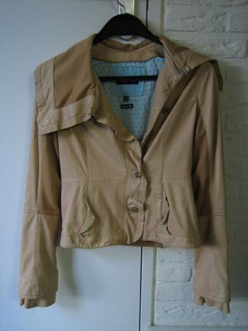 Nonchalant chique a-symmetrisch leren jasje ARMA 36 snazzeys beschikbaar voor biedingen