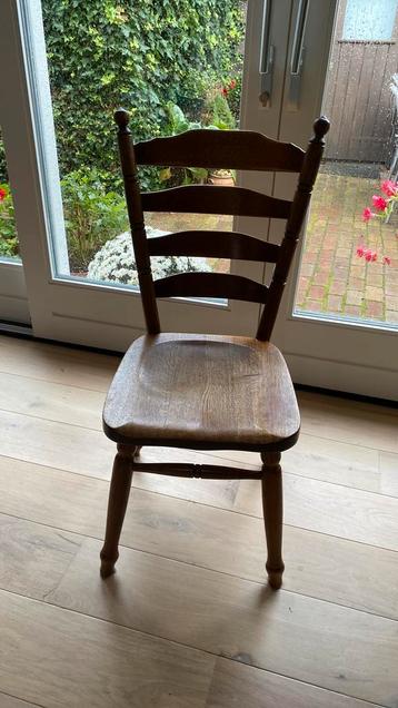 5 oerdegelijke stoelen beschikbaar voor biedingen