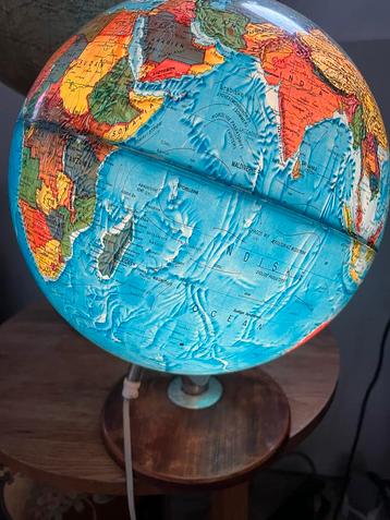Verlichte Vintage Globe scan globe beschikbaar voor biedingen