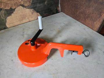 Vintage oranje snijbonen molen beschikbaar voor biedingen