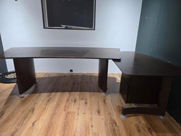 Grote bureau hout  beschikbaar voor biedingen