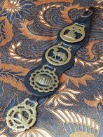 Vier antieke kleppermannetjes uit Engeland aan riem 45 cm.