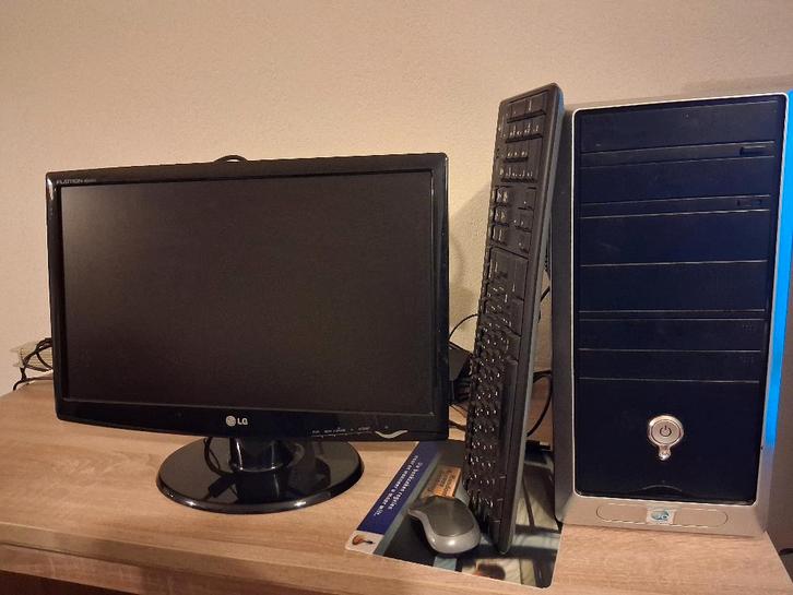 desktop PC voor een zacht prijsje, Computers en Software, Desktop Pc's, Gebruikt, 2 tot 3 Ghz, SSD, Met videokaart, Met monitor