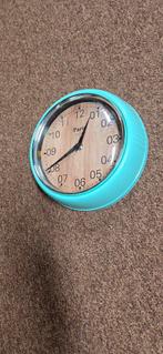 retro klok en velvet kussen, Ophalen of Verzenden, Gebruikt, Wandklok