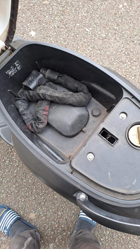 Scooter te koop met graits helm, Fietsen en Brommers, Scooters | Overige merken, Gebruikt, Maximaal 25 km/u, Benzine, Ophalen