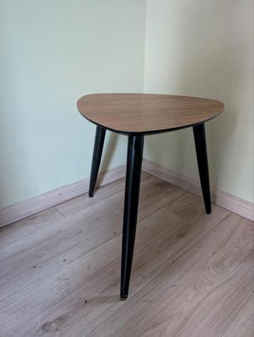 Bijzettafel met drie poten  beschikbaar voor biedingen