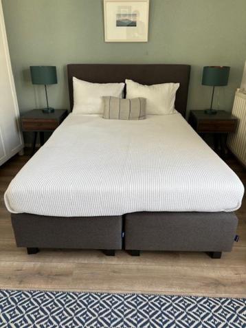 tweepersoonsbed, matras, en nachtkastjes beschikbaar voor biedingen