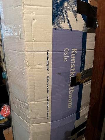 Kunstkerstboom Oslo van Intratuin beschikbaar voor biedingen