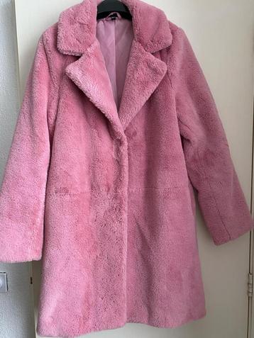 Roze winterjas  beschikbaar voor biedingen