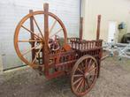 Oude klassieke houten wagen, handkar, Ophalen