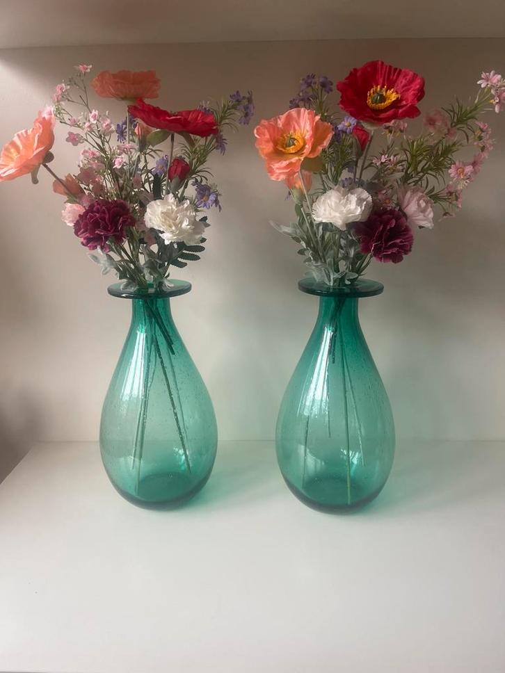 Turquoise vazen met kunstbloemen arrangement, Huis en Inrichting, Woonaccessoires | Vazen, Zo goed als nieuw, Blauw, 50 tot 75 cm