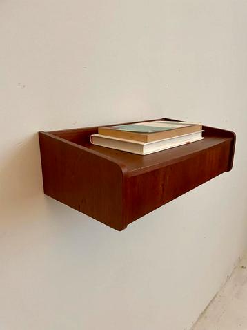 Mooi Houten Nachtkastje - Wandmontage. Scandinavisch beschikbaar voor biedingen