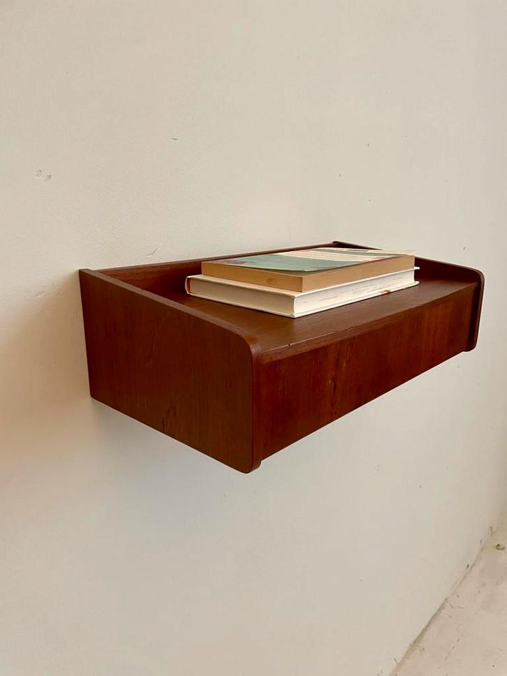 Mooi Houten Nachtkastje - Wandmontage. Scandinavisch, Huis en Inrichting, Slaapkamer | Nachtkastjes, Gebruikt, Minder dan 55 cm
