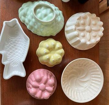 Puddingvormen oude pastel beschikbaar voor biedingen
