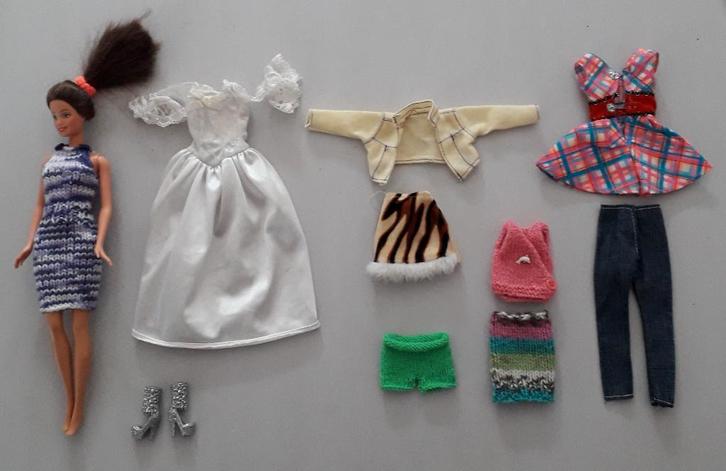Barbieset waaronder met de hand gemaakte nieuwe kleding (02), Kinderen en Baby's, Speelgoed | Poppen, Gebruikt, Barbie, Ophalen of Verzenden