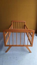 Vintage Beukenhouten Peuterbedje '60,  op schuine pootjes, Gebruikt, Vintage, Ophalen of Verzenden, Ledikant