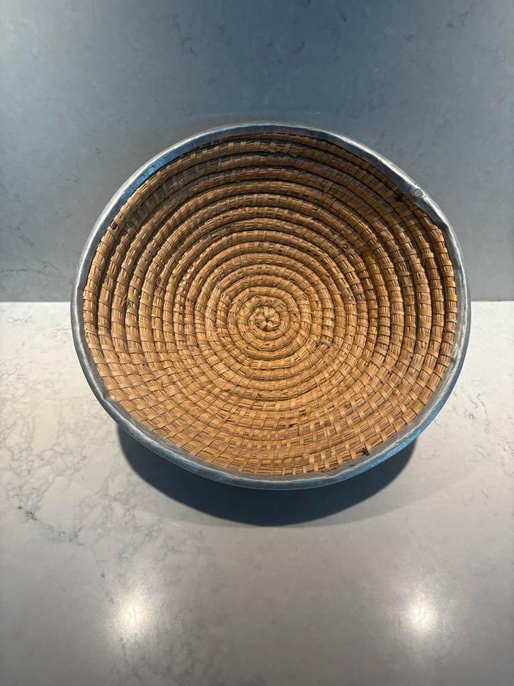 Franse Mand met Metalen Rand brocante, Huis en Inrichting, Woonaccessoires | Schalen en Manden, Gebruikt, Mand, Rond, Riet, Ophalen of Verzenden