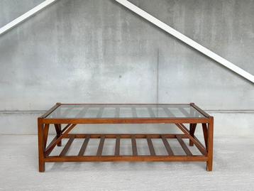 Landelijke salontafel met glas beschikbaar voor biedingen
