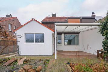 Overkapping wit beschikbaar voor biedingen