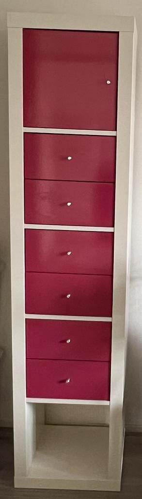 Roze met wit kast met la. beschikbaar voor biedingen