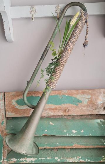 Oude trompet /decoratief/blaasinstrument  beschikbaar voor biedingen