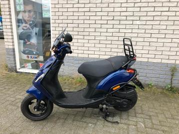 JONGE PIAGGIO ZIP SP 45KM BROM BMW BLAUW BJ2024 3000KM beschikbaar voor biedingen