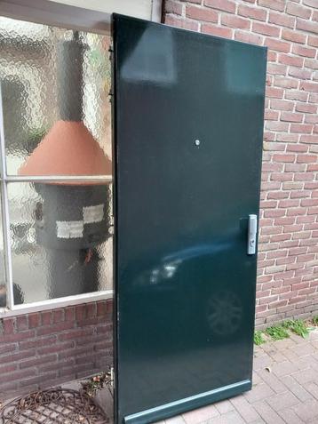 Voordeur met driepuntsluiting  beschikbaar voor biedingen