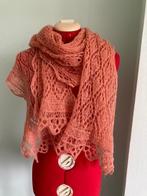 Handgebreide roze shawl /stola, Kleding | Dames, Gedragen, Ophalen of Verzenden, Sjaal, Maat 46/48 (XL) of groter