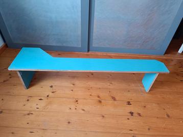 Leuk blauw bankje kinderen tafeltje beschikbaar voor biedingen