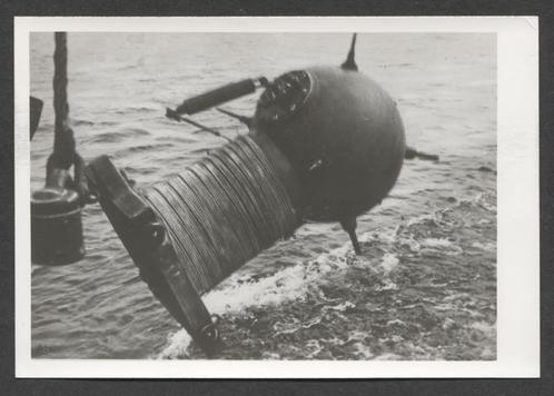 Zeemijn wordt uitgezet door Duitse mijnenlegger., Verzamelen, Militaria | Tweede Wereldoorlog, Marine, Foto of Poster, Duitsland
