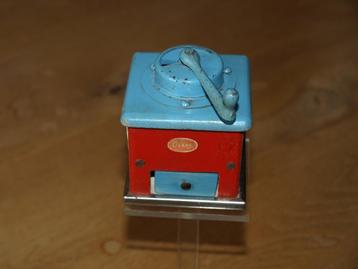 2 MOOIE KINDER KOFFIEMOLENS EN 2 KINDERNAAIMACHIENTJES beschikbaar voor biedingen
