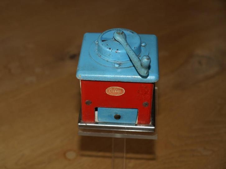 2 MOOIE KINDER KOFFIEMOLENS EN 2 KINDERNAAIMACHIENTJES, Antiek en Kunst, Antiek | Speelgoed, Ophalen of Verzenden