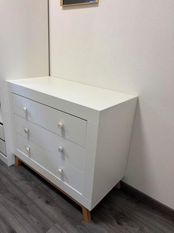 Commode | Ladekast | wit met marmere knoppen beschikbaar voor biedingen