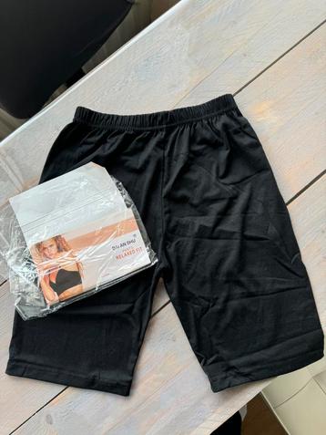 Korte biker legging maat XL (valt kleiner) beschikbaar voor biedingen