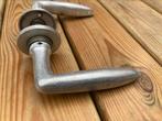 Antiek jaren 20/30 deurbeslag met rozetten, Doe-het-zelf en Verbouw, Hang- en Sluitwerk, Ophalen, Zo goed als nieuw, Koper of Messing