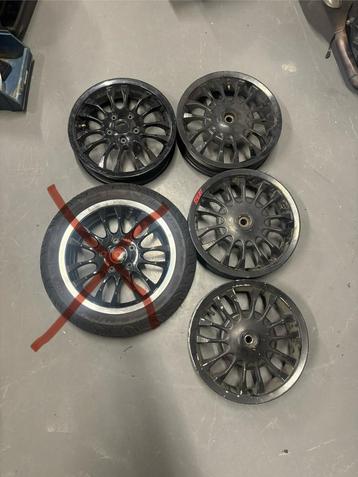 Vespa sprint velgen beschikbaar voor biedingen