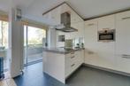 Strakke witte keuken met schiereiland, Ophalen, Wit, Overige typen, Graniet of Steen