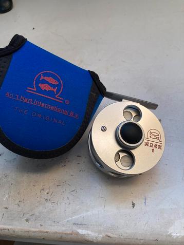 Arie ‘t Hart mach1 vliegenreel met bijbehorende neopreen tas beschikbaar voor biedingen