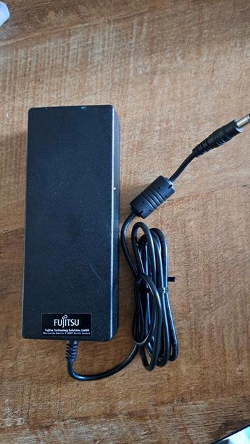Fujitsu Docking Station + Adapter beschikbaar voor biedingen