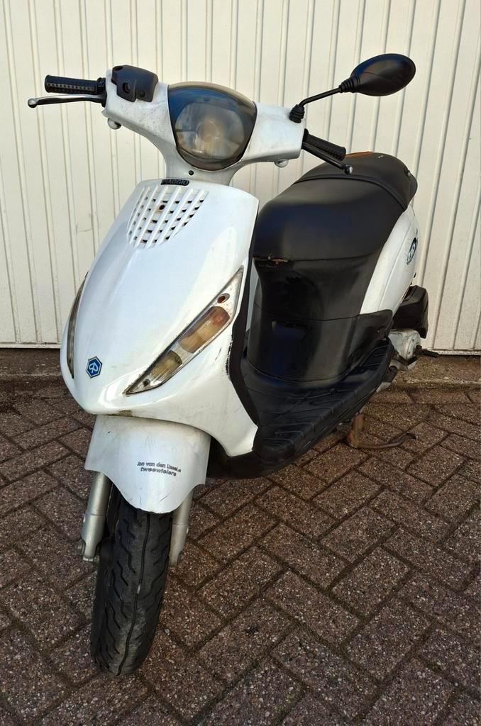 Leuke piaggio Zip 4 takt snor 2011, Fietsen en Brommers, Scooters | Piaggio, Zo goed als nieuw, Zip, Benzine, Ophalen
