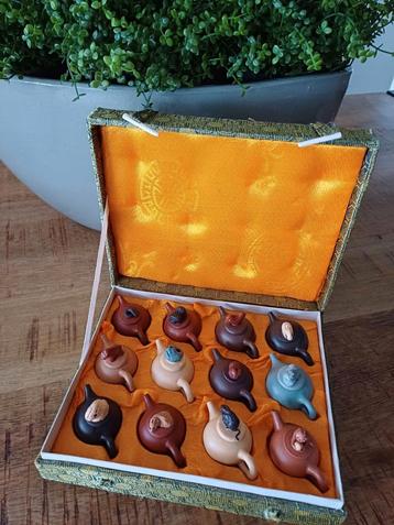12 mini yixing theepotjes. Met de chinese dierenriem tekens. beschikbaar voor biedingen